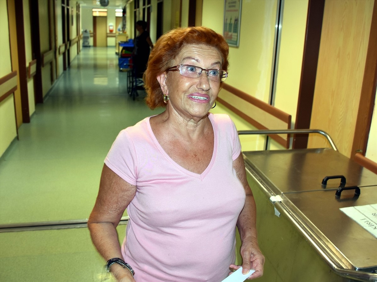 Usta sanatçı Alaeddin Yavaşça hastaneye kaldırıldı Usta sanatçı Alaeddin Yavaşça hastaneye kaldırıldı